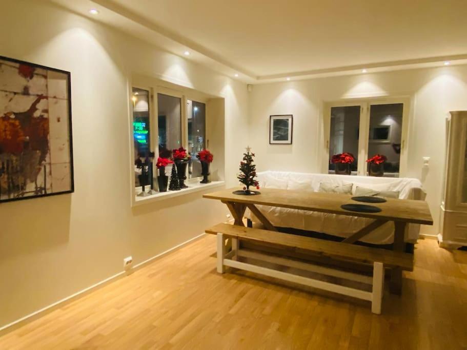 Stort Hus I Porsgrunn Sentrum Med Gangavstand Til "Alt" & Gratis Parkering Til Flere Biler Exteriör bild